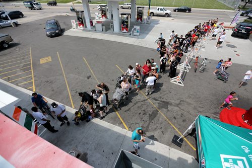 A line waiting for free Slurpees at 7-11 on Salter Street, Saturday, July 11, 2015. (TREVOR HAGAN/WINNIPEG FREE PRESS)