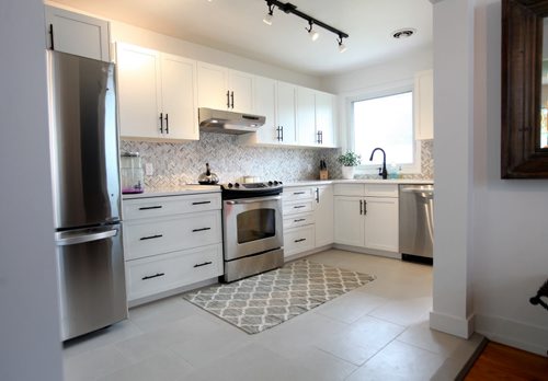 Homes;   Resale home at 504 Lanark, Alan Reiss, Remax. Bright, roomy refinished kitchen with attached, extendable dining space.  July 14,, 2015 Ruth Bonneville / Winnipeg Free Press