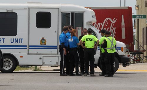 Police instruct cadet members on where to search for missing women Thelma Krull in the area around Valley Gardens CC Tuesday.  July 14,, 2015 Ruth Bonneville / Winnipeg Free Press