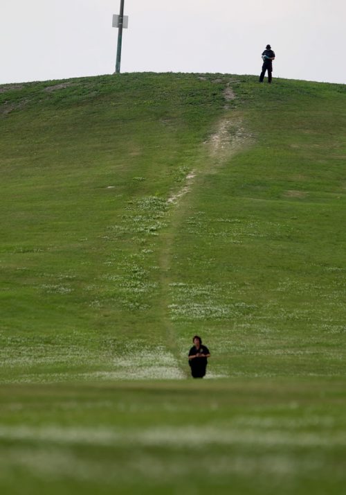 Officers search the area around Kimberly hill for clues  to the whereabouts of the missing women, Thelma Krull Tuesday.  July 14,, 2015 Ruth Bonneville / Winnipeg Free Press