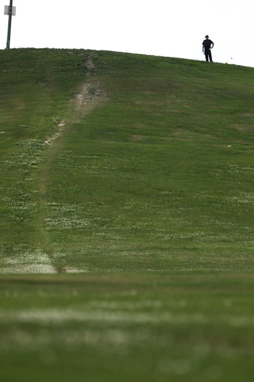 Officers search the area around Kimberly hill for clues  to the whereabouts of the missing women, Thelma Krull Tuesday.  July 14,, 2015 Ruth Bonneville / Winnipeg Free Press