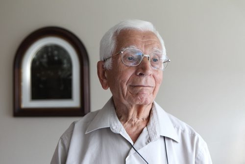 Portrait of 88-year-old Sam Kimelman in his  home in Tuxedo.  Sam Kimelman is a holocaust survivor, whose family survived with the exception of the father. Framed photo in the background is his family. Left to right : Sister charana, mother Sabina, sister Sara Father mendal and  Sam.   See  Sinclair column.  July 16,, 2015 Ruth Bonneville / Winnipeg Free Press