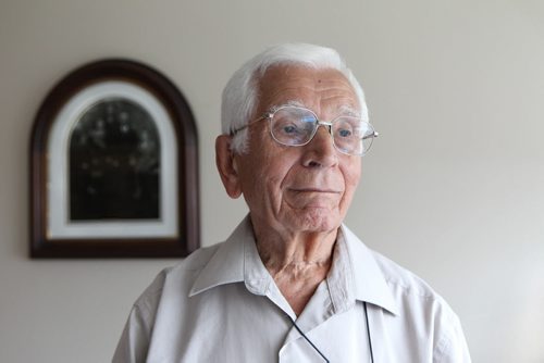 Portrait of 88-year-old Sam Kimelman in his  home in Tuxedo.  Sam Kimelman is a holocaust survivor, whose family survived with the exception of the father. Framed photo in the background is his family. Left to right : Sister charana, mother Sabina, sister Sara Father mendal and  Sam.   See  Sinclair column.  July 16,, 2015 Ruth Bonneville / Winnipeg Free Press