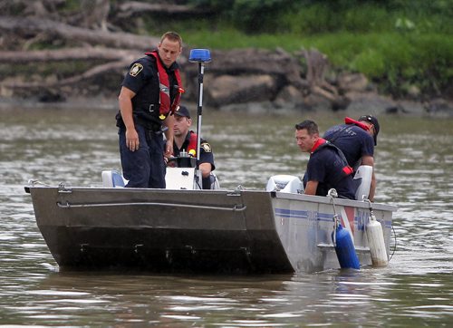 Underwater Recovery Unit of the Winnipeg Police Service work on the red river near Waterfront between Lombard and the Cibo Restaurant. BORIS MINKEVICH/WINNIPEG FREE PRESS July 16, 2015