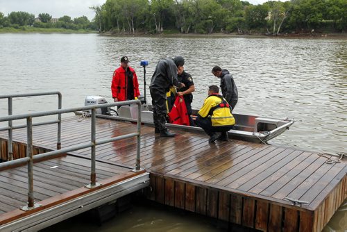 Underwater Recovery Unit of the Winnipeg Police Service work on the red river near Waterfront between Lombard and the Cibo Restaurant. BORIS MINKEVICH/WINNIPEG FREE PRESS July 16, 2015