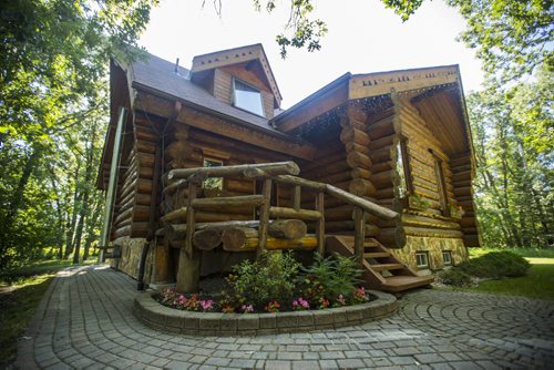 This log home in Charleswood provides a rustic lodge feeling within the city limits in Winnipeg on Tuesday, July 21, 2015.   Mikaela MacKenzie / Winnipeg Free Press