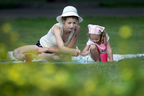 Yuliya Lahvinka with her daughter Eva paint a picture together in Assiniboine Park Tuesday afternoonStandup Photo- July 21, 2015   (JOE BRYKSA / WINNIPEG FREE PRESS)