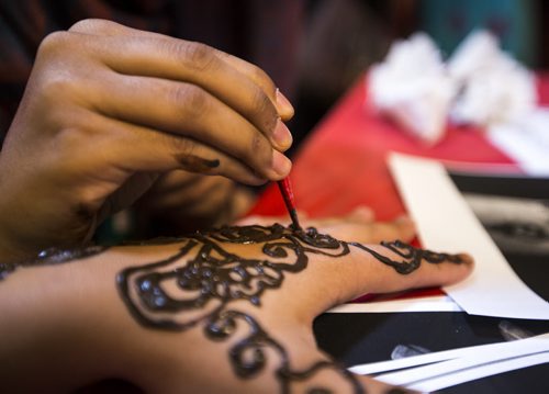 Ayesha Anwar applies henna at the Eid festival at the Grand Mosque in Winnipeg on Saturday, July 25, 2015.  Mikaela MacKenzie / Winnipeg Free Press