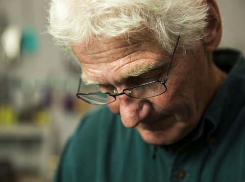 Alf Dick, volunteer at the MCC thrift store, makes purses out of old vinyl records in Winnipeg on Tuesday, July 28, 2015.  Mikaela MacKenzie / Winnipeg Free Press