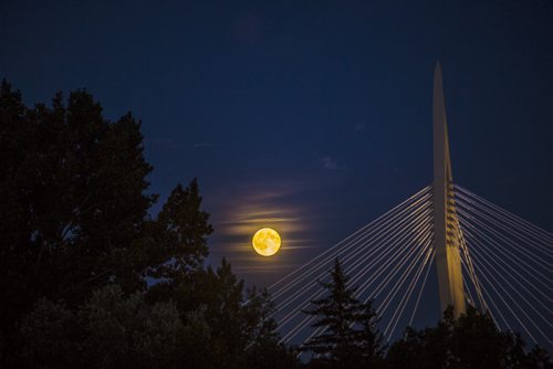 The full moon rises in Winnipeg on Friday, July 31, 2015.  Mikaela MacKenzie / Winnipeg Free Press