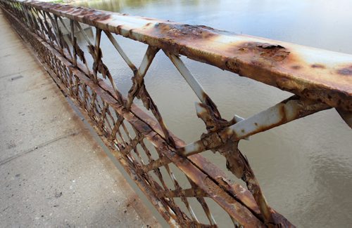 The Louise Bridge Rusted out pedestrian barrier-See Bartley Kives story- Aug 04, 2015   (JOE BRYKSA / WINNIPEG FREE PRESS)