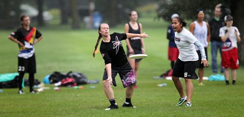 Members of the Women's Senior Ultimate team "Fusion" work out in a drizzle THursday at Assinaboine Park. See Scott B's story. August 6, 2015 - (Phil Hossack / Winnipeg Free Press)