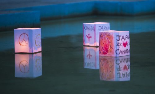 Floating lanterns commemorate the atomic bomb attacks on Hiroshima and Nagasaki in Memorial Park in Winnipeg on Thursday, Aug. 6, 2015.  Mikaela MacKenzie / Winnipeg Free Press