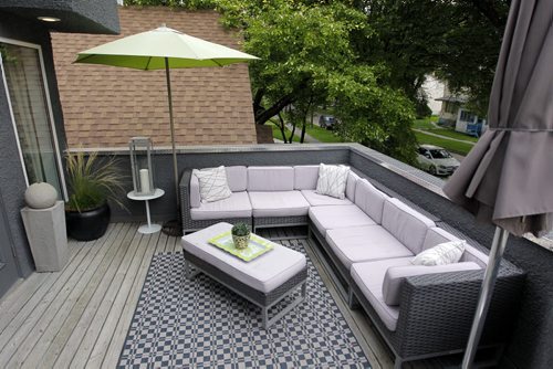 HOMES - 579 Carlaw Avenue in Fort Rouge (off Osborne Street) Realtor Tom Blumberg. Outdoor deck. BORIS MINKEVICH / WINNIPEG FREE PRESS PHOTO August 11, 2015