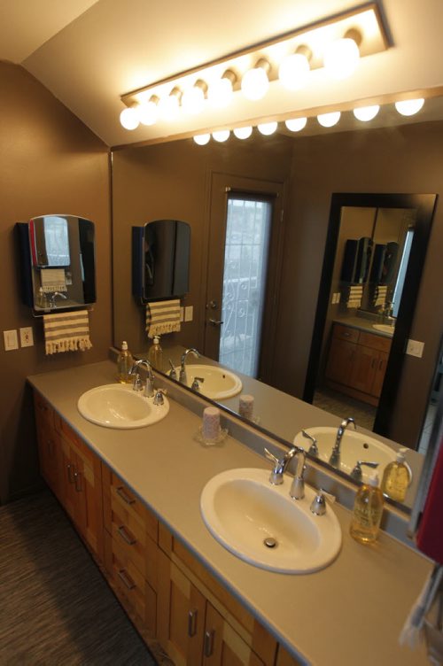 HOMES - 579 Carlaw Avenue in Fort Rouge (off Osborne Street) Realtor Tom Blumberg. Master bath. BORIS MINKEVICH / WINNIPEG FREE PRESS PHOTO August 11, 2015