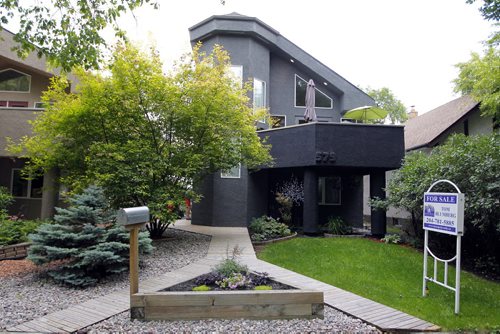 HOMES - 579 Carlaw Avenue in Fort Rouge (off Osborne Street) Realtor Tom Blumberg. Front exterior. BORIS MINKEVICH / WINNIPEG FREE PRESS PHOTO August 11, 2015