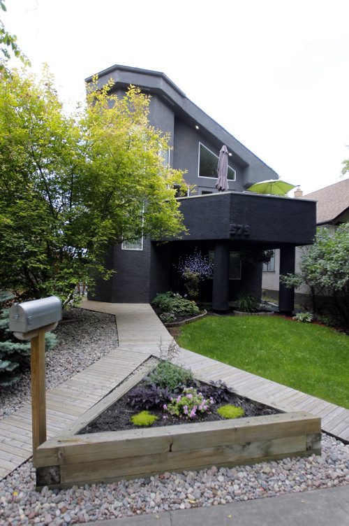 HOMES - 579 Carlaw Avenue in Fort Rouge (off Osborne Street) Realtor Tom Blumberg. Front exterior. BORIS MINKEVICH / WINNIPEG FREE PRESS PHOTO August 11, 2015