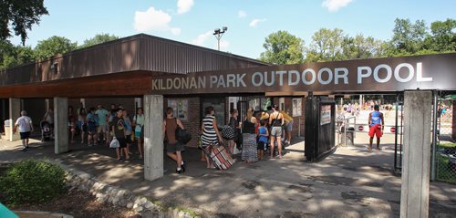 It's so hot out the Kildonan Park Outdoor Pool is full to capacity and the line-up to get in is about thirty people deep.  150813 August 13, 2015 MIKE DEAL / WINNIPEG FREE PRESS