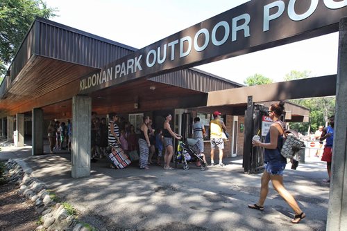 It's so hot out the Kildonan Park Outdoor Pool is full to capacity and the line-up to get in is about thirty people deep.  150813 August 13, 2015 MIKE DEAL / WINNIPEG FREE PRESS