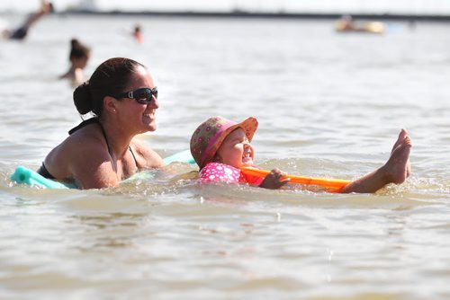 Two-year-old Jaya McConnell learns to float on her back with her moms help  while spending the day at Gimli beach with family Thursday.  Standup hot weather photo.   Aug 13, 2015 Ruth Bonneville / Winnipeg Free Press
