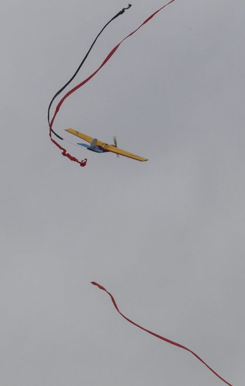 Coraplast model planes perform in a ribbon cutting combat competition at the Gimli Model Airplane Festival today. 150816 - Sunday, August 16, 2015 -  MIKE DEAL / WINNIPEG FREE PRESS