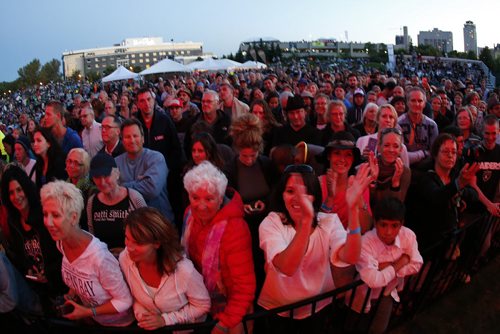 August 16, 2015 - 150816  -  Fans enjoy Interstellar Rodeo at the Forks Sunday, August 16, 2015. John Woods / Winnipeg Free Press