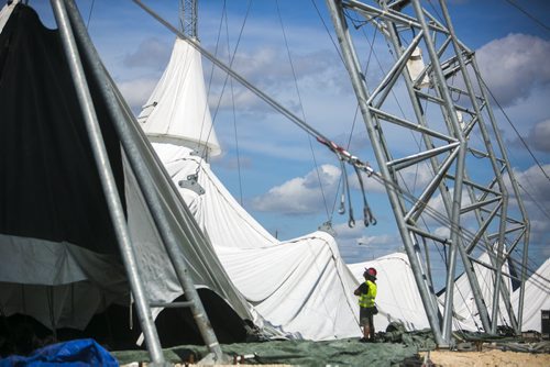 A worker looks up as the Cavalia big top is raised in Winnipeg on Tuesday, Aug. 18, 2015.   Mikaela MacKenzie / Winnipeg Free Press