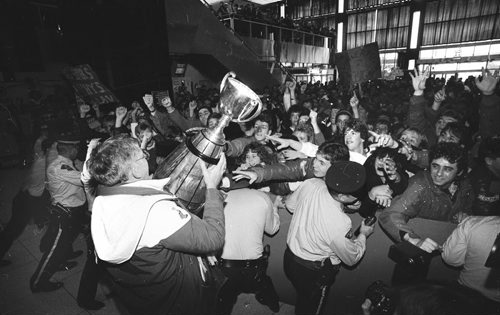 Excited Winnipeg Blue Bomber fans are held back by police officers at Winnipeg's airport after the Blue Bombers arrive back with the Grey Cup  after beating the BC Lions in Ottawa.  The fans wanted to get a closer look at the Grey Cup and celebrate with the players. Wayne Glowacki, Nov 28 1988