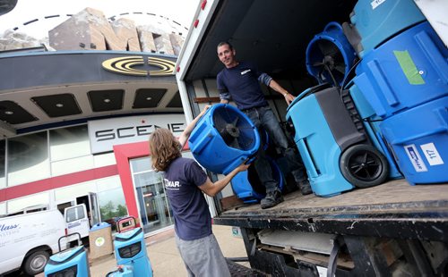 Giant fans are brought into Silver City St.Vital after flooding caused by heavy rains, Saturday, August 22, 2015. (TREVOR HAGAN/WINNIPEG FREE PRESS)