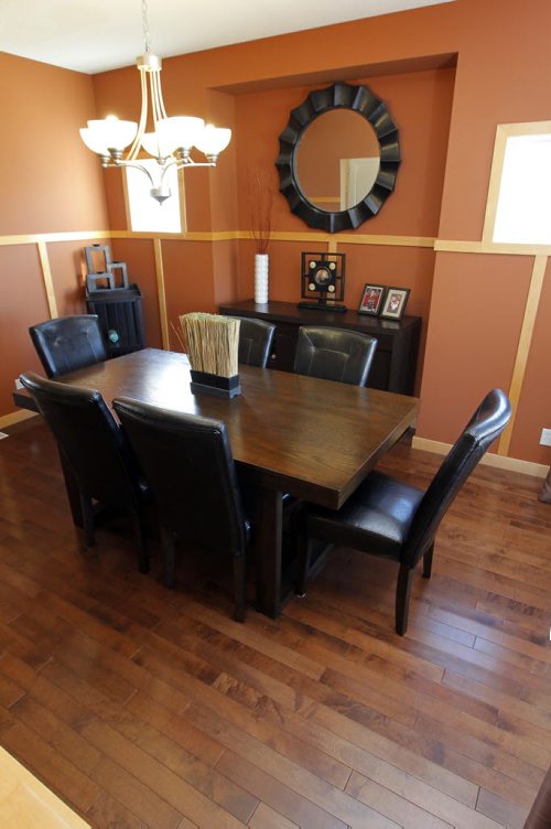 162 Tallgrass Crescent HOMES. Diningroom. BORIS MINKEVICH / WINNIPEG FREE PRESS PHOTO August 25, 2015