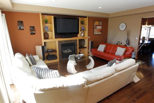 162 Tallgrass Crescent HOMES. Livingroom. BORIS MINKEVICH / WINNIPEG FREE PRESS PHOTO August 25, 2015