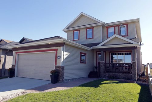 162 Tallgrass Crescent HOMES. Exterior. BORIS MINKEVICH / WINNIPEG FREE PRESS PHOTO August 25, 2015