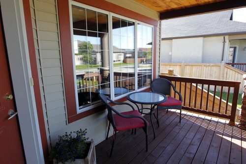 162 Tallgrass Crescent HOMES. Front porch. BORIS MINKEVICH / WINNIPEG FREE PRESS PHOTO August 25, 2015