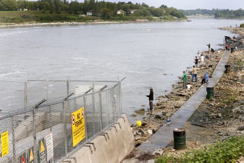 Anglers along the Red River, the fish ladder is at left and part of the St. Andrews Lock and Dam in Lockport Mb..  Ashley Prest story Wayne Glowacki / Winnipeg Free Press August 28  2015
