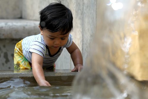 One and a half-year-old Kenzy Ramilo plays in the fountain behind the Manitoba Legislative Building Friday afternoon while out on a walk with his Grandmother. Standup photo   Aug 27, 2015 Ruth Bonneville / Winnipeg Free Press