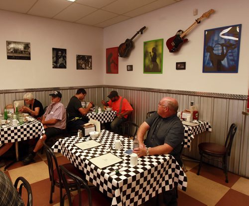 DIner's Grill customers admire the music themed deco at the St Boniface Industrial Park eatery.  See Dave Sanderson story.  Sept 3, 2015 - (Phil Hossack / Winnipeg Free Press)