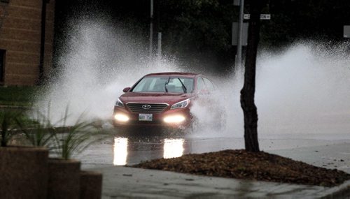 Wet roads in St. Vital on St. Marys Road near Regal. BORIS MINKEVICH / WINNIPEG FREE PRESS PHOTO Sept. 4, 2015