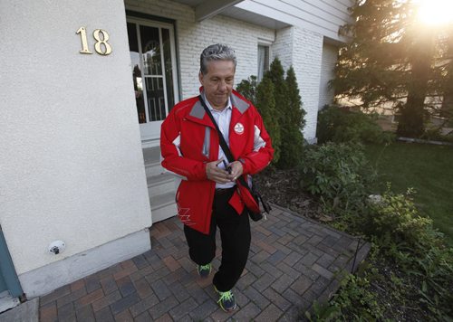 September 8, 2015 - 150908 - Liberal candidate Dan Vandel door knocks in his St Boniface/St Vital riding Tuesday, September 8, 2015. John Woods / Winnipeg Free Press