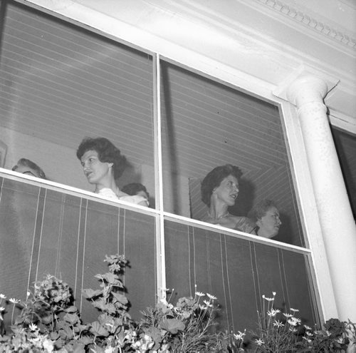 Queen Elizabeth visit to Winnipeg - July 24, 1959 - watching from The Government House Jack Ablett / Winnipeg Free Press