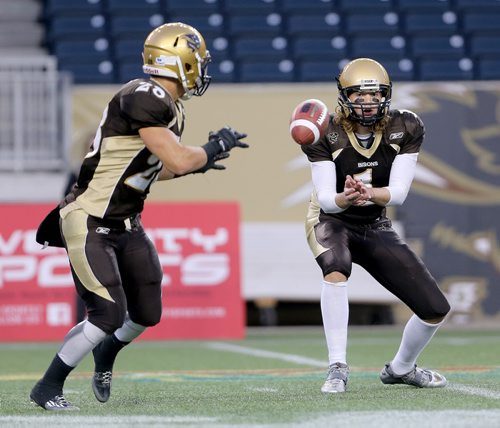Manitoba Bisons' quarterback, Theo Deezar, right, pitches the ball to Jamel Lyles while playing against the Calgary Dinos' during their football game, Friday, September 11, 2015. (TREVOR HAGAN/WINNIPEG FREE PRESS)