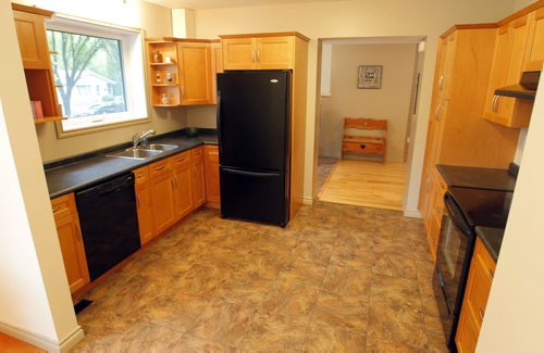 HOMES - 1336 Edderton Ave.  Realtor Susan Belanger.  Kitchen. BORIS MINKEVICH / WINNIPEG FREE PRESS PHOTO Sept. 15, 2015