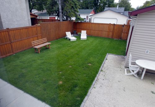 HOMES - 1336 Edderton Ave.  Realtor Susan Belanger. Back yard.  BORIS MINKEVICH / WINNIPEG FREE PRESS PHOTO Sept. 15, 2015