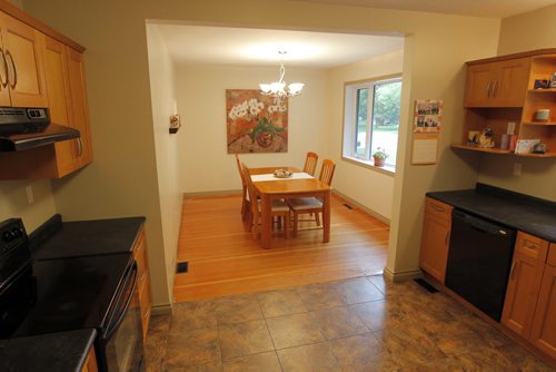 HOMES - 1336 Edderton Ave. Realtor Susan Belanger. Dining Room through the kitchen. BORIS MINKEVICH / WINNIPEG FREE PRESS PHOTO Sept. 15, 2015