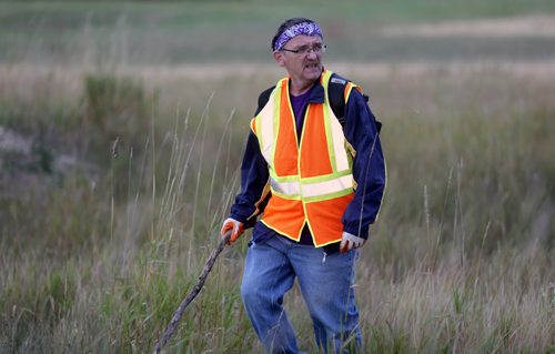 Bill McCausland continues the search for Thelma Krull, Wednesday, September 16, 2015. (TREVOR HAGAN/WINNIPEG FREE PRESS)