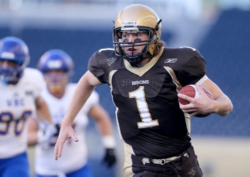 University of Manitoba Bisons' quarterback Theo Deezar caries the ball against the University of British Columbia Thunderbirds', during the first half of their game, Saturday, September 19, 2015. (TREVOR HAGAN/WINNIPEG FREE PRESS)