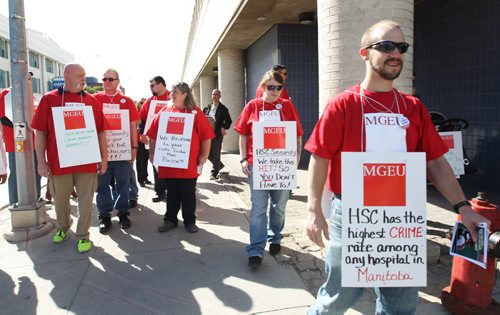 HSC security guards picket Tuesday outside of HSC to draw attention to poor working conditions.   See Story.    Sept 22, 2015   Ruth Bonneville /Winnipeg Free Press