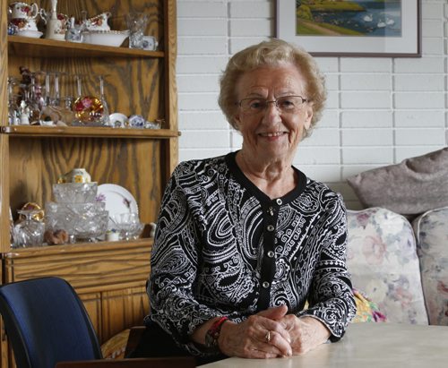 Senior voter Catherine Strong in her home for election feature. Mia Rabson story  Wayne Glowacki / Winnipeg Free Press September 24 2015