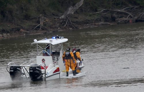 Fire Dept water rescue boat approaches a body that was spotted in the water east of the Louise bridge Friday morning near 830 AM - See Carol Sanders story- Sept 25, 2015   (JOE BRYKSA / WINNIPEG FREE PRESS)
