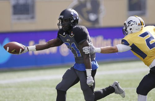 July 26, 2015 - 150726  -  Winnipeg Rifles' Ogidan Odun (21) scores against Edmonton Wildcats' Tony Savchuk (2) at IGF Sunday, September 27, 2015. John Woods / Winnipeg Free Press