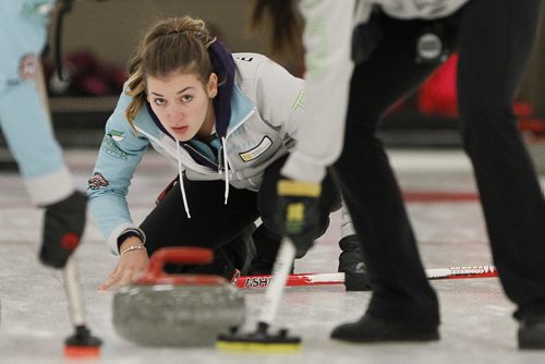Beth Peterson curls in the Mother Club Fall Curling Classic final Sunday, September 27, 2015.  John Woods / Winnipeg Free Press